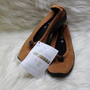 A'RCOPEDICO Tan Tear Resistance Flats sz 37 NWT
